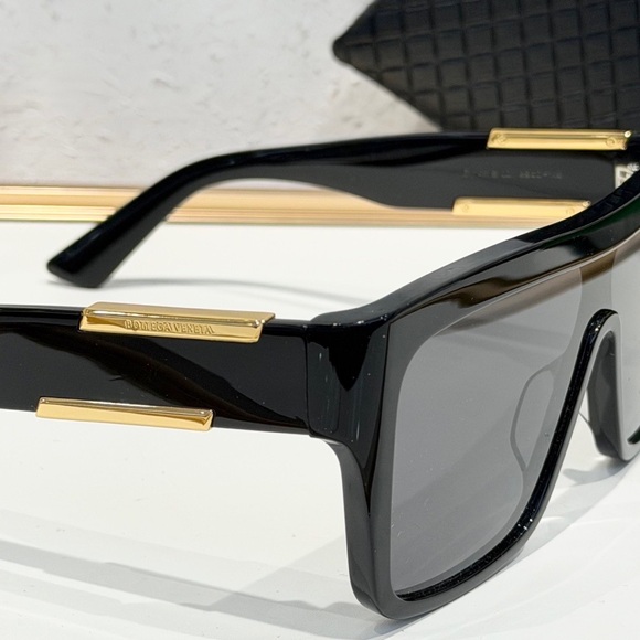Bottega Veneta Black Sunglasses 🕶️ - Picture 3 of 7